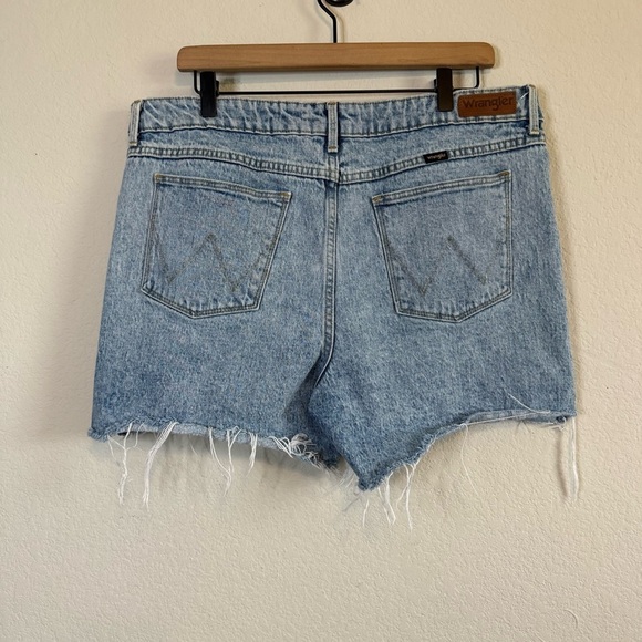 Wrangler High Rise Distressed Mom Dad Roll Shorts Denim Blue Jean Shorts Size 14 - Picture 6 of 11
